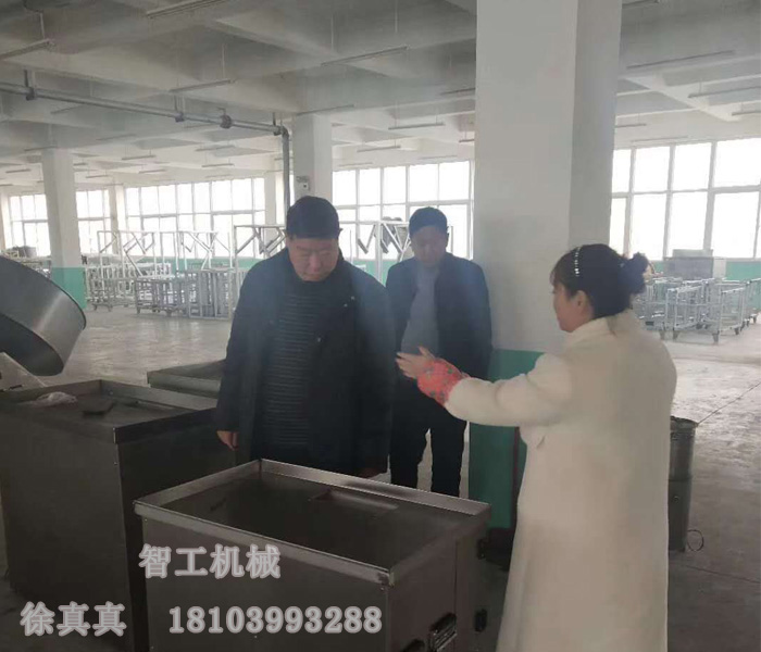 魯山老客戶再次來許昌智工考察訂購湯圓機、元宵制陷機！