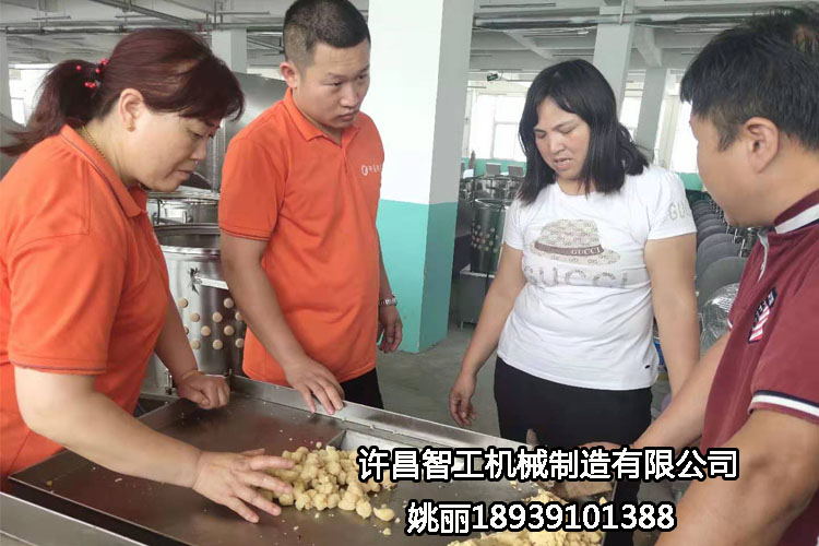 河南周口客戶自帶原料到許昌智工考察、試機制餡機?。ㄗ龈恻c）