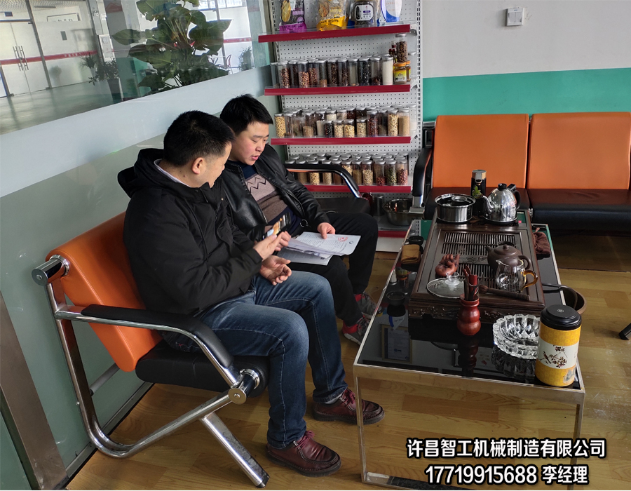 12月10日，陜西寶雞于總一行二人來許昌智工考察并訂購湯圓制餡機！
