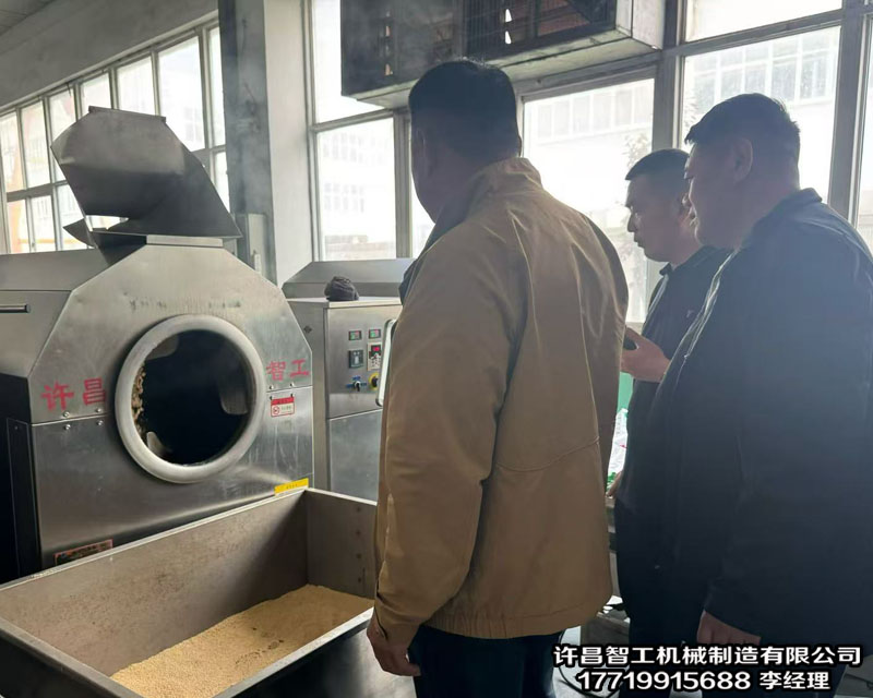 4月10日，山東客戶(hù)來(lái)廠(chǎng)試機(jī)炒制脫皮芝麻！