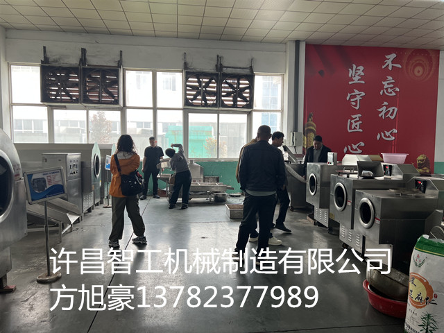 山東江蘇客戶(hù)同時(shí)來(lái)廠(chǎng)考察電磁炒貨機(jī)。